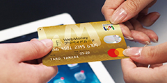 お店でお支払いする場合は、カードを店員に渡します。
